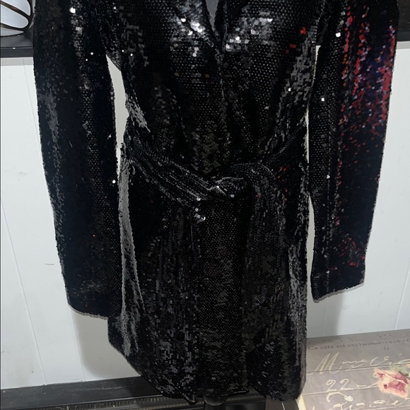 VENUS Shimmering Black Sequin Blazer - Picture 2 of 8